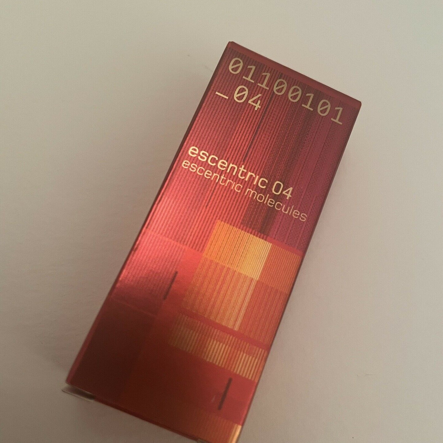 Escentric Molecules Escentric 04 2ml 0.07 fl. oz. hivatalos parfüm minta,  Escentric Molecules Escentric 04 2ml 0.07 fl. oz. amostra oficial de perfume,  Escentric Molecules Escentric 04 2ml 0.07 fl. oz. 官方香水样品,  Mostră oficială de parfum Escentric Molecules Escentric 04 2ml 0.07 fl. oz.,  Escentric Molecules Escentric 04 2ml 0.07 fl. oz. oficiální vzorek parfému,  Escentric Molecules Escentric 04 2ml 0.07 fl. oz. επίσημο δείγμα αρώματος,